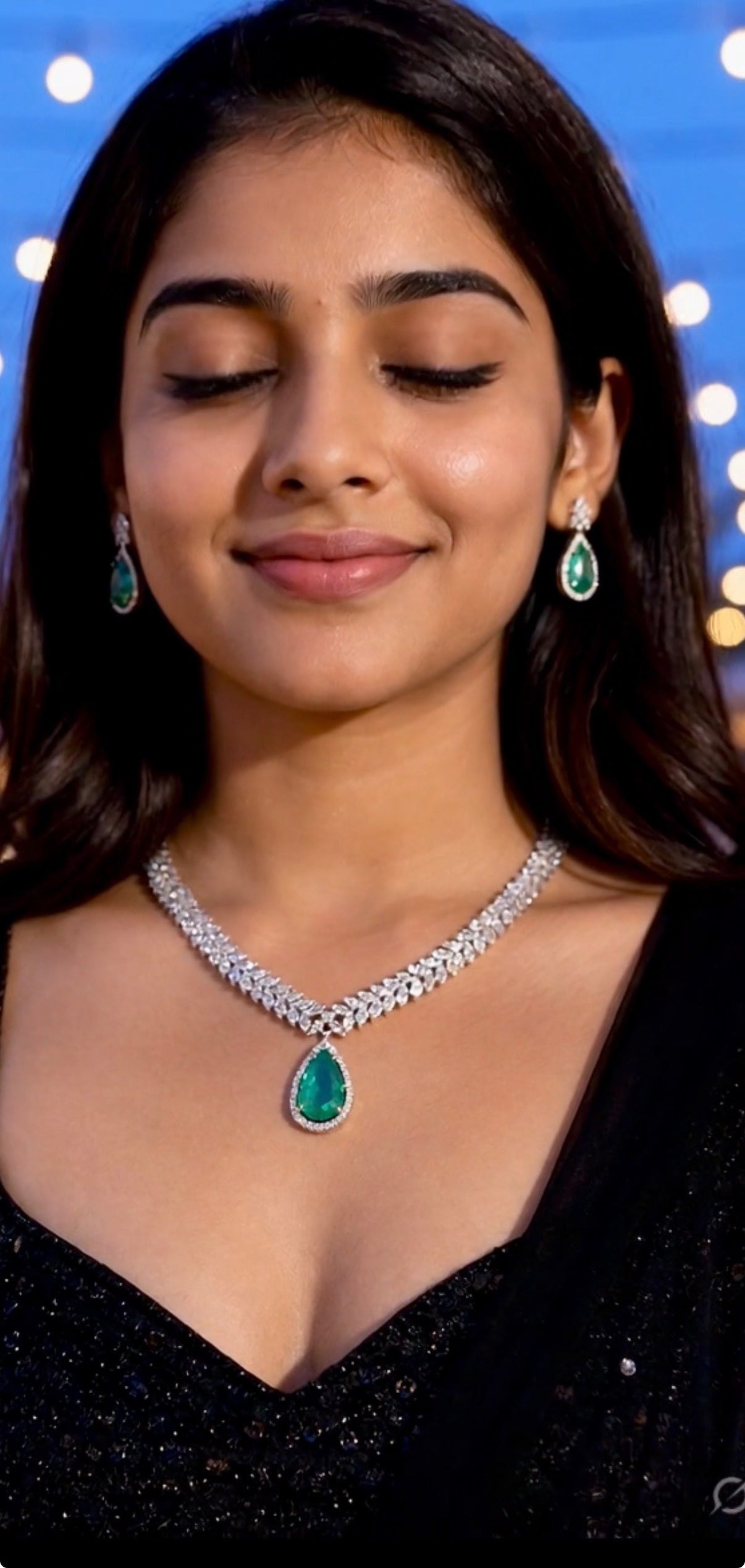 Silver Color Necklace Set With Emerald Green Pendant